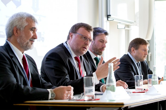 Pressekonferenz mit Dr. Bernd Rech, Volkswagen AG; Prof. Dr. Horst Wieker, htw saar; Viktor Deleski, Fraunhofer AISEC; Gerd Riegelhuth, Hessen Mobil (v.l.n.r.)