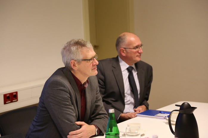 Prof. Dr. Joachim Dettmar (htw saar) und Patrik Kappenstein (WVO) bei der Vertratgsunterzeichnung