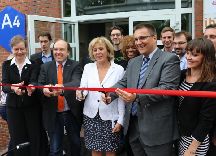 m Sommer wurde im Beisein von Oberbürgermeisterin Charlotte Britz (Mitte) sowie der Beauftragten der Ministerpräsidentin für die Hochschulen Dr. Susanne Reichrath (l.) offiziell das neue Gründerzentrum von htw saar und FITT eröffnet.
