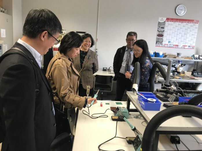 Präsidentin Prof. Gong testet ein Gerät im Labor für Elektronik und EMV von Frau Prof. Wang (Foto: Rumin Luo/htw saar)