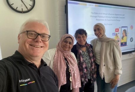 Von links nach rechts: Prof. Dr. Dieter Arendes (Prodekan der Fakultät für Wirtschaftswissenschaften), Prof. Dr. Noha El-Bassiouny (Prodekanin Wirtschaft GUC), Prof. Dr. Tatjana König (Studienleitung Marketing Science, htw saar), Donia Hisham Elnaggar (GUC). Foto: Dieter Arendes