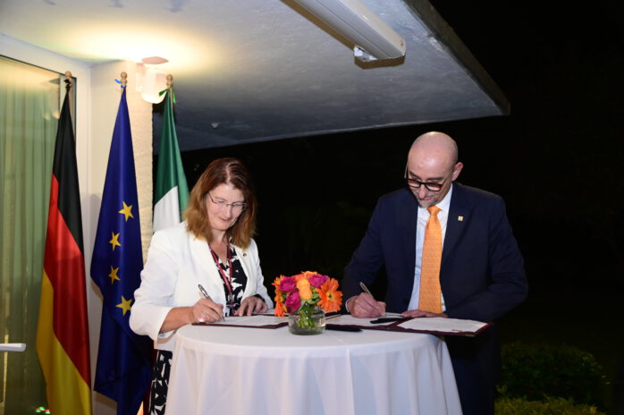 Prof. Dr. Charis Förster und Dr. Alejandro Anaya Muñoz unterzeichnen den Kooperationsvertrag.