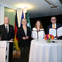 Gruppenfoto nach der Unterzeichnung des Kooperationsvertrages