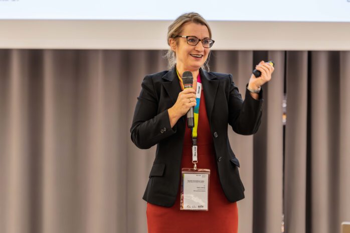 Dr. Anika Limburg, Direktorin des Bildungscampus Saarland, verdeutlichte in ihrer Keynote, wie rasant KI Arbeitswelt, Gesellschaft und Bildung verändert – und welche Fähigkeiten Menschen künftig für ein verantwortungsbewusstes Handeln in einer KI-geprägten Welt benötigen.