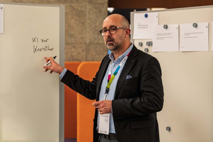 Prof. Dr. Christian Köhler gab Impulse, wie KI Prüfungswesen und Bewertungskultur verändert: kompetenzorientiert, transparenter und stärker dialogisch.