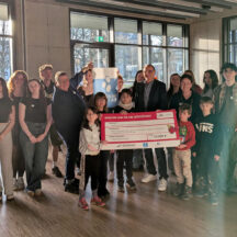 Freude über die Unterstützung für „Balu und Du“: Vertreterinnen und Vertreter der AWO Saarland, der htw saar sowie Studierende und teilnehmende Kinder präsentieren den symbolischen Spendenscheck über 15.000 Euro von Homanit und der Organisation Deutschland rundet auf zur Förderung des Mentoring-Projekts.